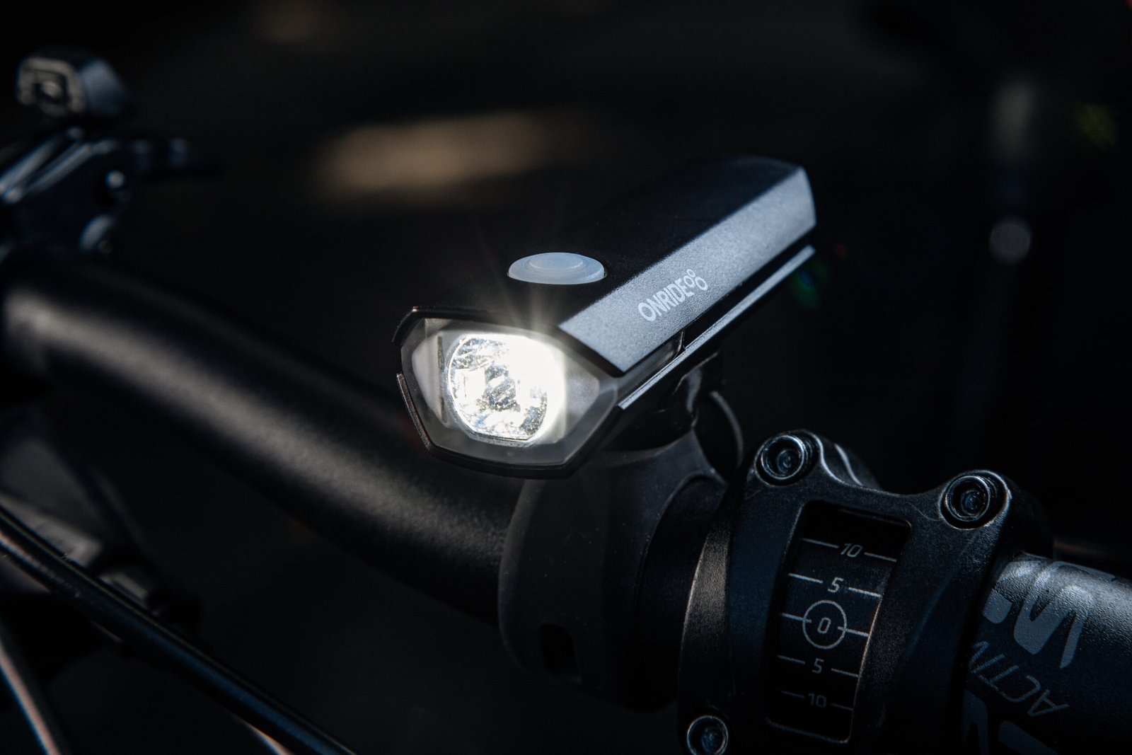 Велосипедна фара ONRIDE Rock 200 (200 lm, 900 mAh, Type-C), пластикова - Зображення 2