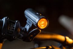 Велосипедна фара ONRIDE Rave (700 lm, 2600 mAh, Type-C), габаритне жовте світло, алюмінієва - Зображення 4