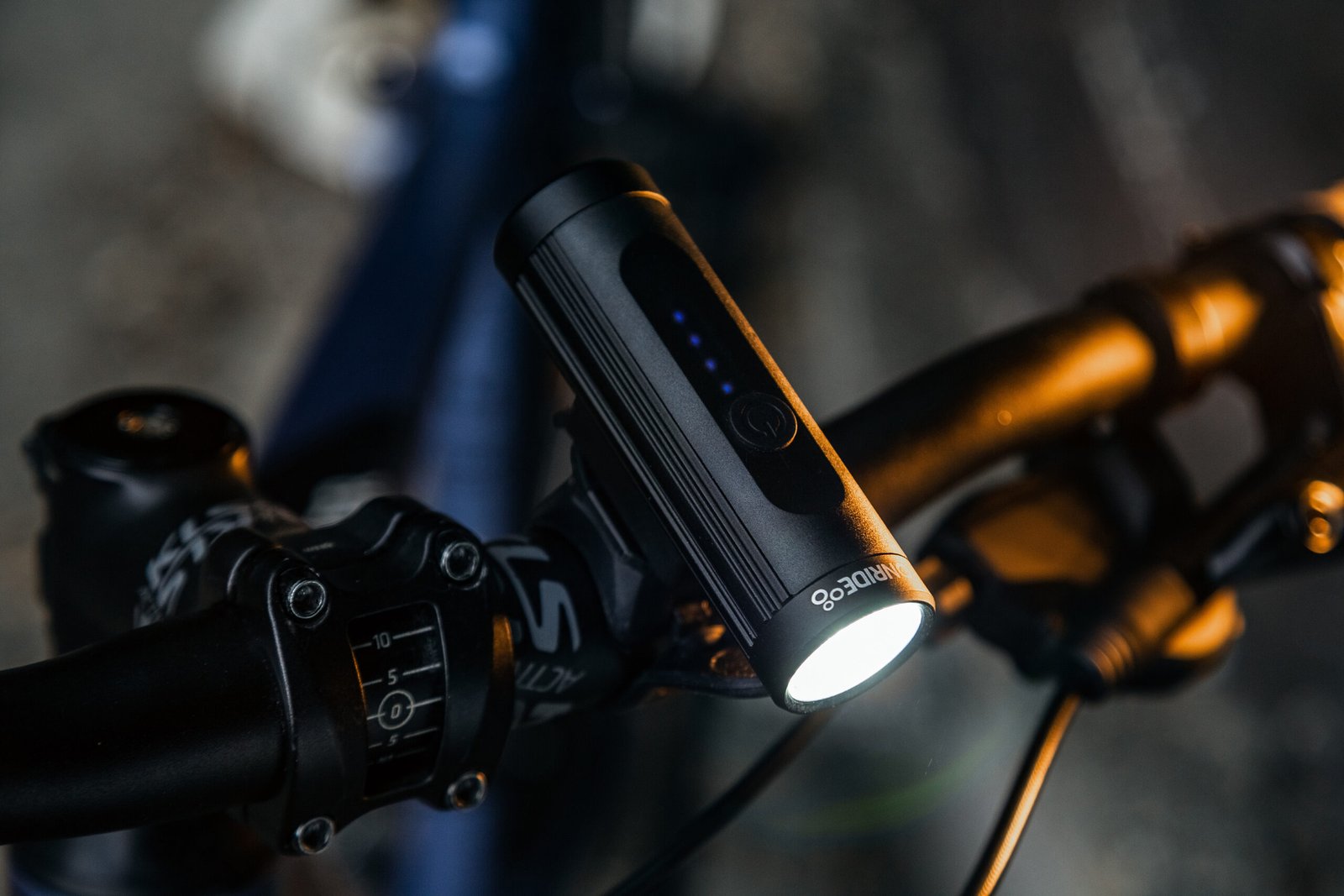 Велосипедна фара ONRIDE Rave (700 lm, 2600 mAh, Type-C), габаритне жовте світло, алюмінієва - Зображення 5