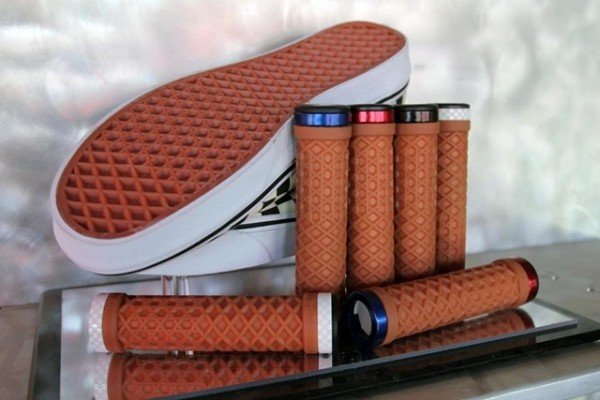 Гріпси ODI Vans® Lock-On Grips, Limited Edition, Gum with Checkerboard White Clamps - Зображення 2