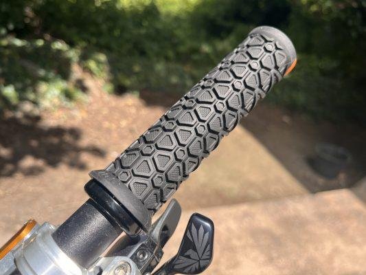 Гріпси ODI Vanquish, v2.1 Lock-On ,MTB , Closed End Orange/Black - Зображення 3